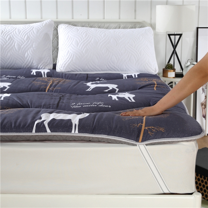 91家纺网 家纺一手货源 找家纺 爱喔家纺 2018新款加厚磨毛床垫 麋鹿