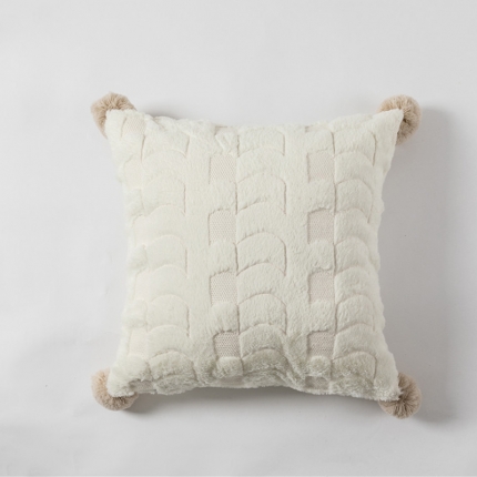91家纺网 家纺一手货源 找家纺 918家纺 2021新款绣花绒四角挂球抱枕 奶酪白