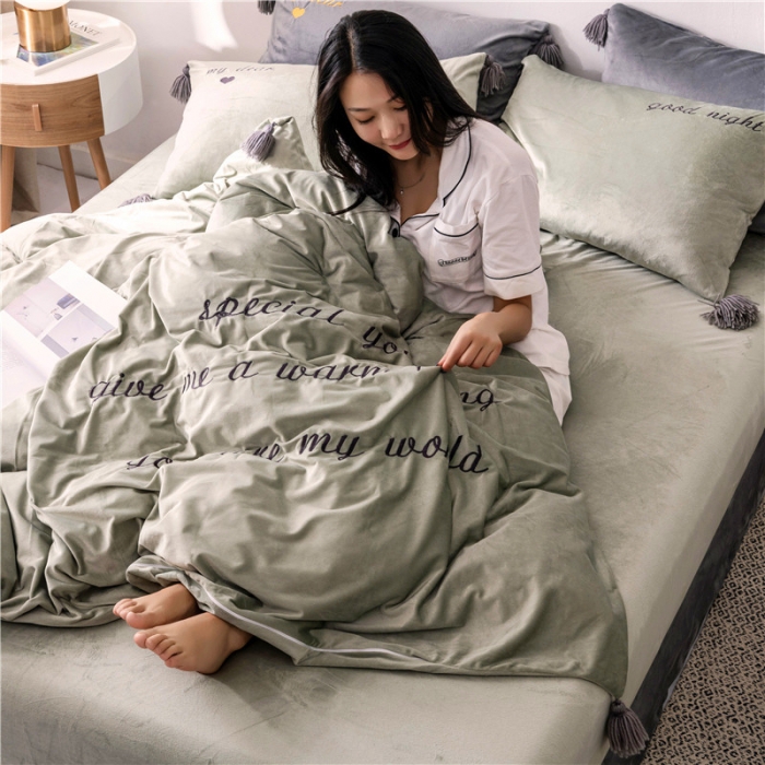 91家纺网 家纺一手货源 找家纺 北纬27度 2019新款流苏刺绣加厚宝宝绒四件套 朦胧豆绿