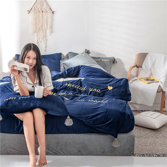 91家纺网 家纺一手货源 找家纺 北纬27度 2019新款流苏刺绣加厚宝宝绒四件套 深邃蓝