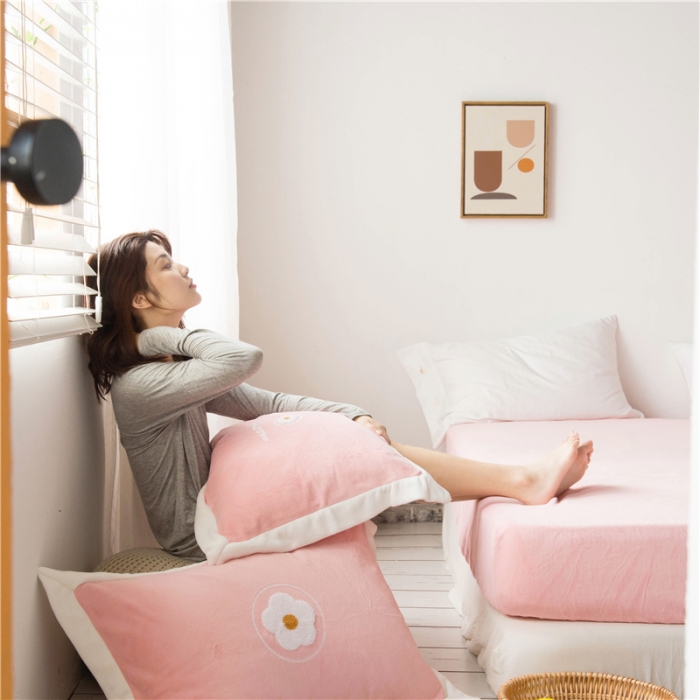 91家纺网 家纺一手货源 找家纺 北纬27度2019新款加厚牛奶绒毛巾绣宽边床单款五叶花-粉玉