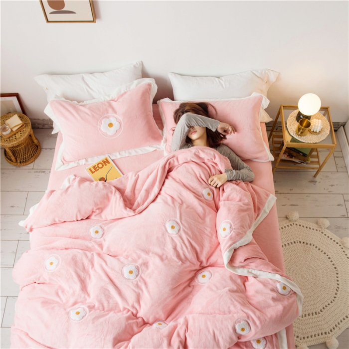 91家纺网 家纺一手货源 找家纺 北纬27度2019新款加厚牛奶绒毛巾绣宽边床单款五叶花-粉玉