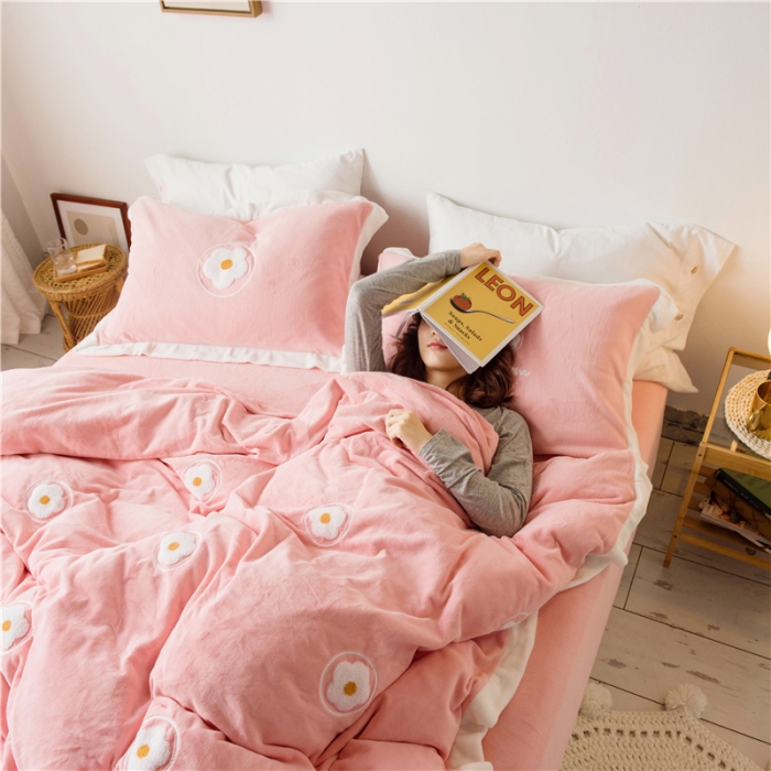 91家纺网 家纺一手货源 找家纺 北纬27度2019新款加厚牛奶绒毛巾绣宽边床单款五叶花-粉玉