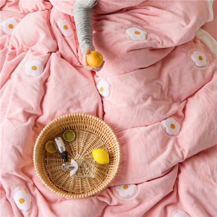 91家纺网 家纺一手货源 找家纺 北纬27度2019新款加厚牛奶绒毛巾绣宽边床单款五叶花-粉玉