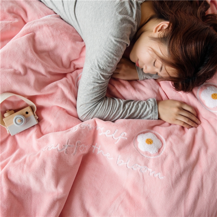 91家纺网 家纺一手货源 找家纺 北纬27度2019新款加厚牛奶绒毛巾绣宽边床单款五叶花-粉玉