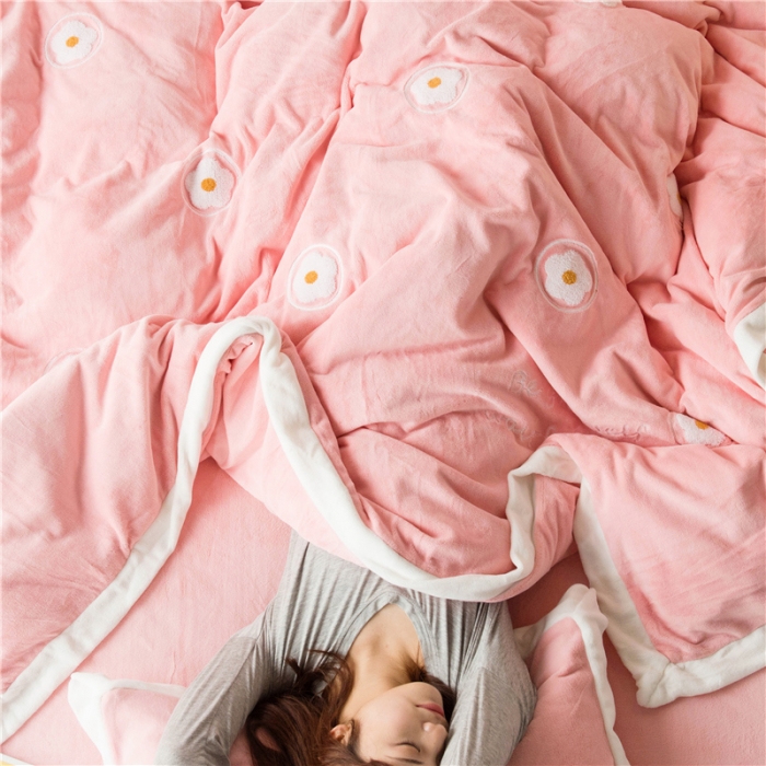 91家纺网 家纺一手货源 找家纺 北纬27度2019新款加厚牛奶绒毛巾绣宽边床单款五叶花-粉玉