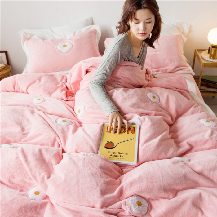 91家纺网 家纺一手货源 找家纺 北纬27度2019新款加厚牛奶绒毛巾绣宽边床单款五叶花-粉玉