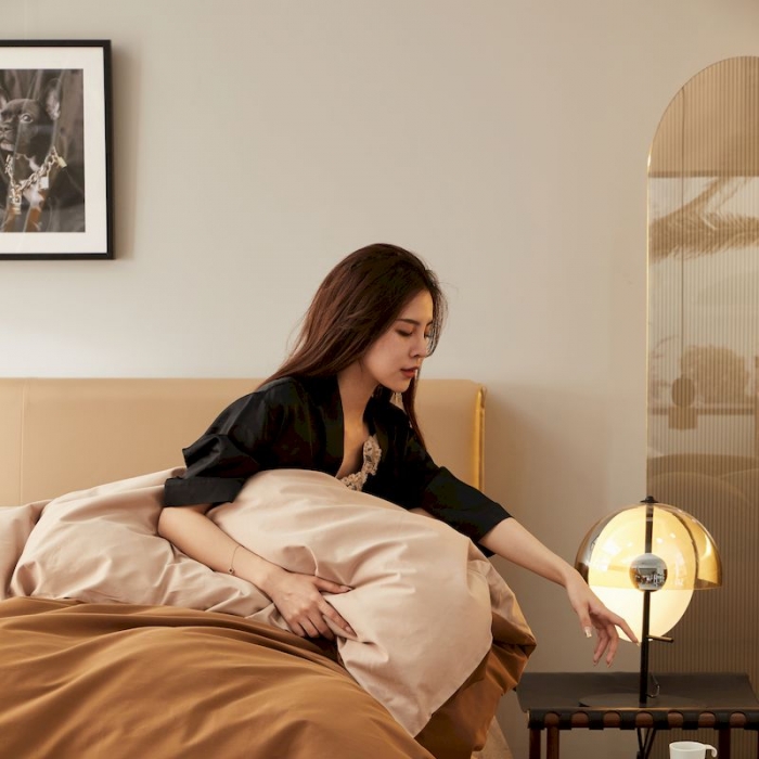 91家纺网 家纺一手货源 找家纺 涞澳家纺 2019新款50磨绒双拼四件套 金咖琥珀