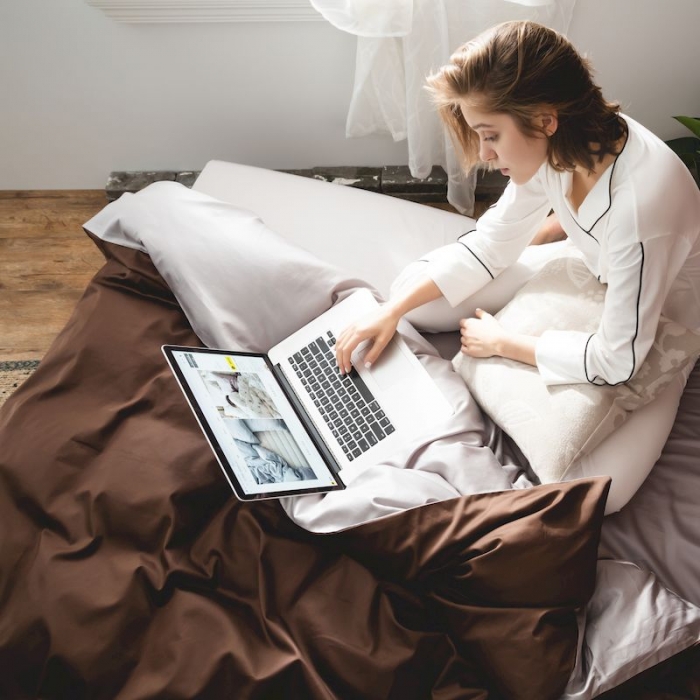 91家纺网 家纺一手货源 找家纺 涞澳家纺 2019新款60长绒棉平色二简易四件套帝灰配咖啡棕