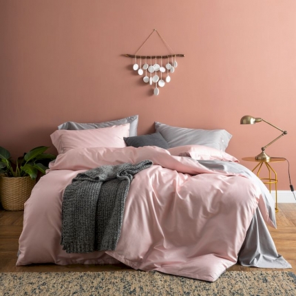 91家纺网 家纺一手货源 找家纺 涞澳家纺 2019新款60长绒棉平色二简易四件套帝灰配浅藕粉