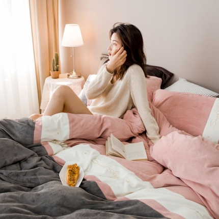 涞澳 2019新款美绒系列四件套 拼色—粉灰