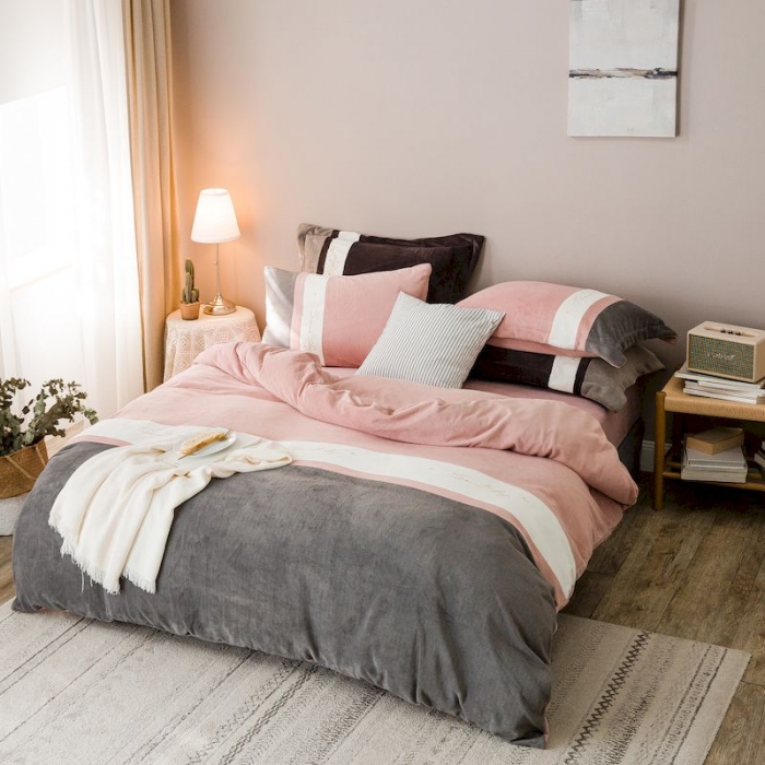 91家纺网 家纺一手货源 找家纺 涞澳 2019新款美绒系列四件套 拼色—粉灰