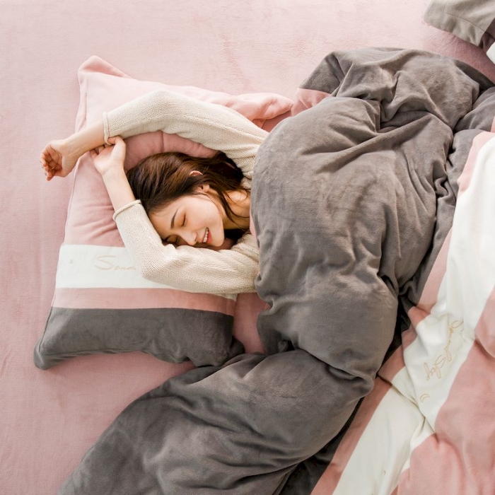 91家纺网 家纺一手货源 找家纺 涞澳 2019新款美绒系列四件套 拼色—粉灰