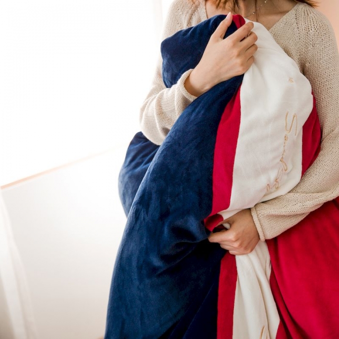 91家纺网 家纺一手货源 找家纺 涞澳 2019新款美绒系列四件套 拼色—红蓝