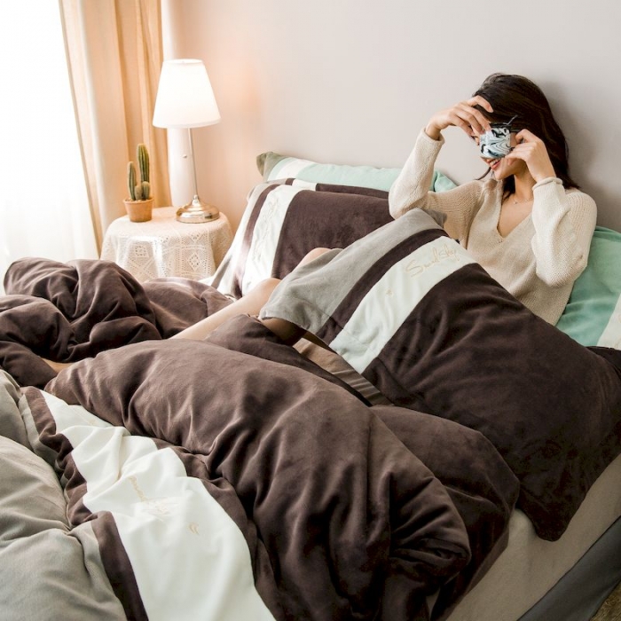 91家纺网 家纺一手货源 找家纺 涞澳 2019新款美绒系列四件套 拼色—咖色