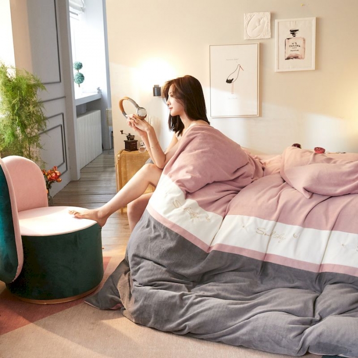 91家纺网 家纺一手货源 找家纺 涞澳 2019新款美绒系列四件套 拼色—粉灰