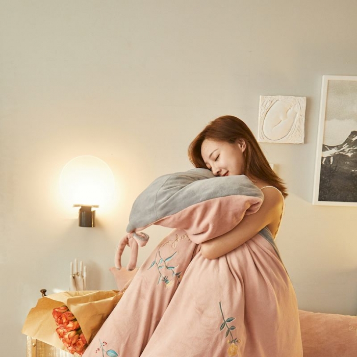 91家纺网 家纺一手货源 找家纺 涞澳 2019新款美绒系列四件套 花卉—粉灰