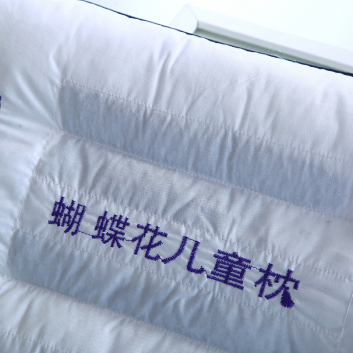 91家纺网 家纺一手货源 找家纺 锦绣万家 决明子儿童枕绣花款30*50cm 蝴蝶花