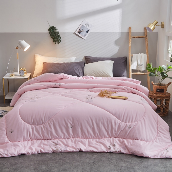 91家纺网 家纺一手货源 找家纺 （总）首爱家纺  2025纯棉 棉花被 拍摄场景一