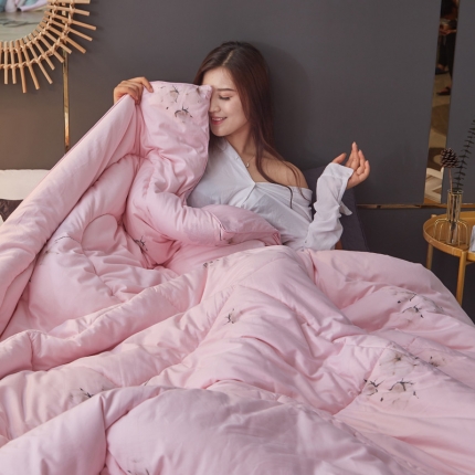 91家纺网 家纺一手货源 找家纺 （总）首爱家纺  2025纯棉 棉花被 拍摄场景二