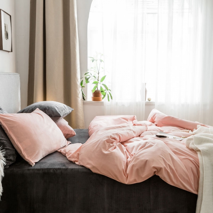 91家纺网 家纺一手货源 找家纺 梦家居 2019韩国简约素色天鹅绒四件套 浅粉搭深灰