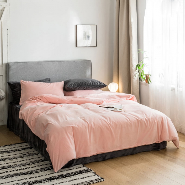 91家纺网 家纺一手货源 找家纺 梦家居 2019韩国简约素色天鹅绒四件套 浅粉搭深灰