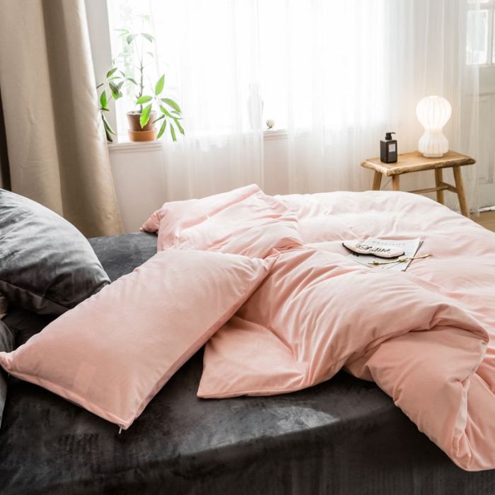 91家纺网 家纺一手货源 找家纺 梦家居 2019韩国简约素色天鹅绒四件套 浅粉搭深灰
