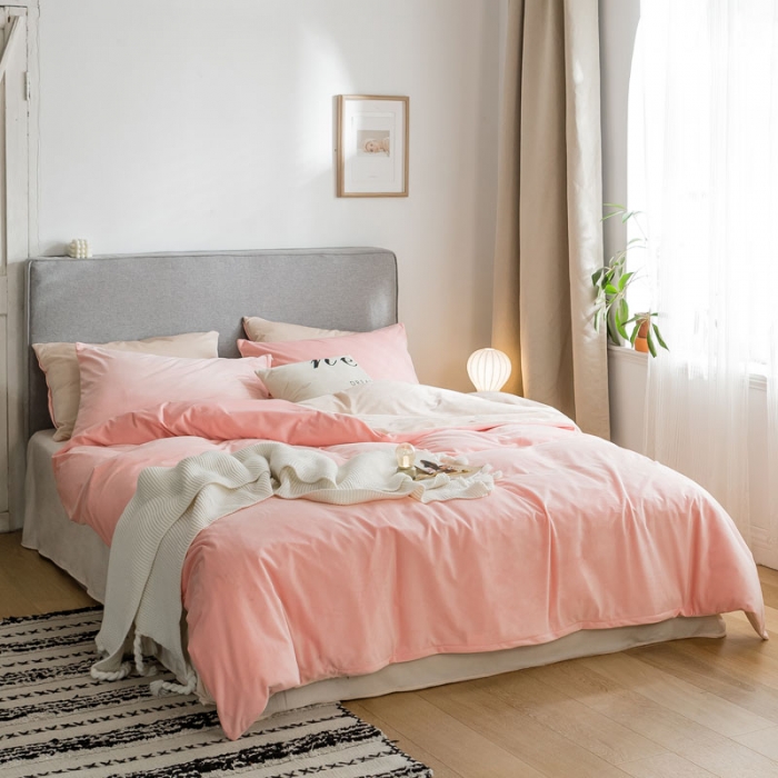 91家纺网 家纺一手货源 找家纺 梦家居 2019韩国简约素色天鹅绒四件套 浅粉拼浅米
