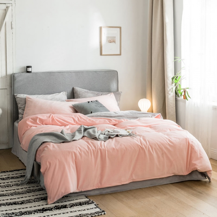 91家纺网 家纺一手货源 找家纺 梦家居 2019韩国简约素色天鹅绒四件套 浅粉拼浅灰