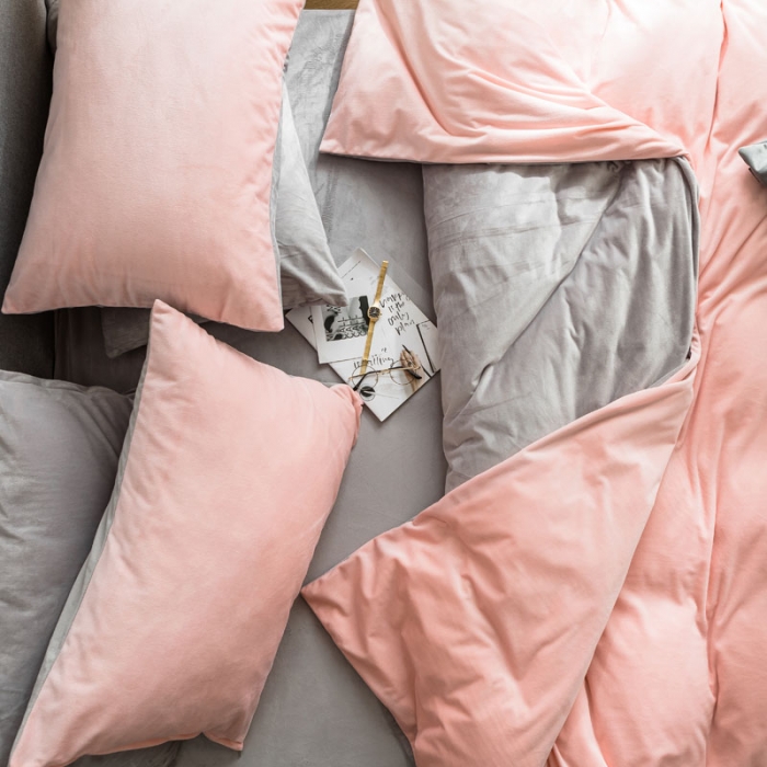 91家纺网 家纺一手货源 找家纺 梦家居 2019韩国简约素色天鹅绒四件套 浅粉拼浅灰