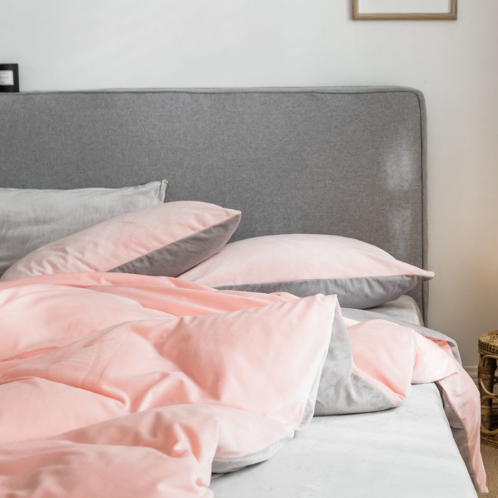 91家纺网 家纺一手货源 找家纺 梦家居 2019韩国简约素色天鹅绒四件套 浅粉拼浅灰