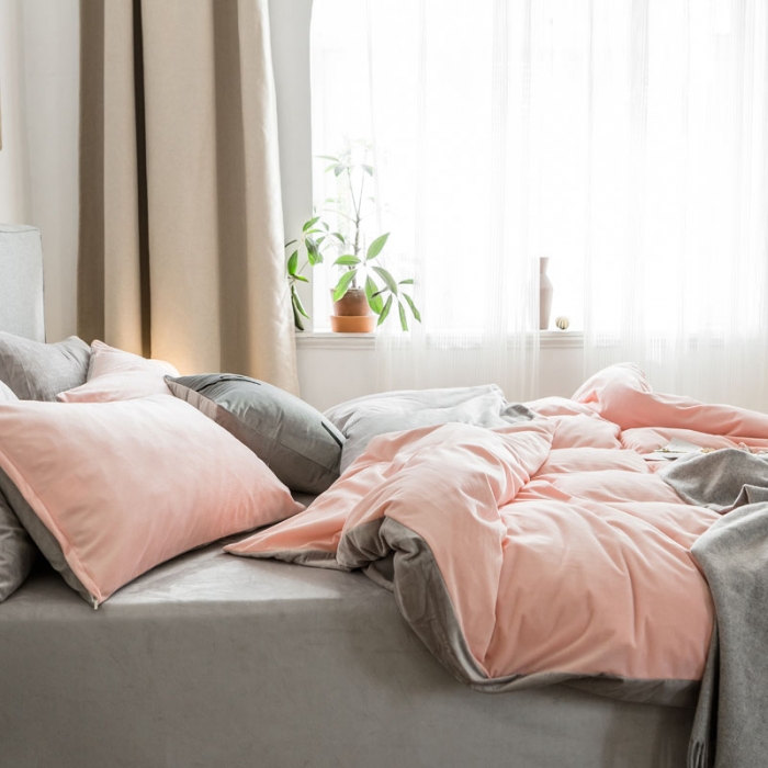 91家纺网 家纺一手货源 找家纺 梦家居 2019韩国简约素色天鹅绒四件套 浅粉拼浅灰