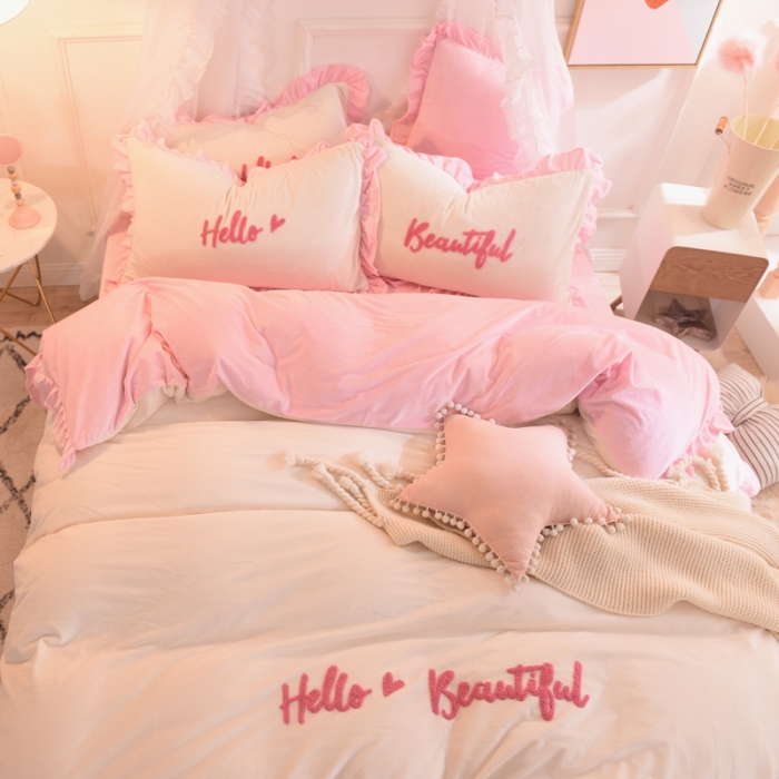 91家纺网 家纺一手货源 找家纺 绒世界 宝宝绒毛巾绣四件套 粉白