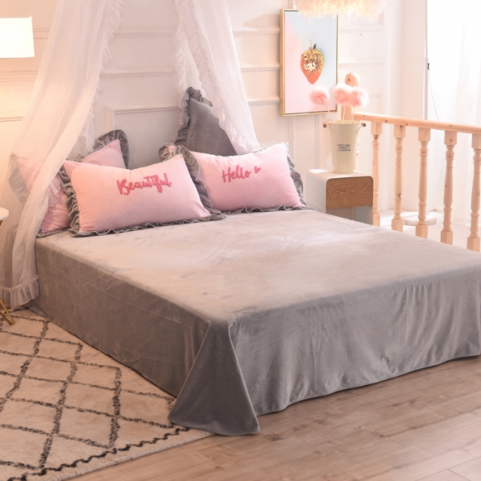 91家纺网 家纺一手货源 找家纺 绒世界 宝宝绒毛巾绣四件套 粉灰