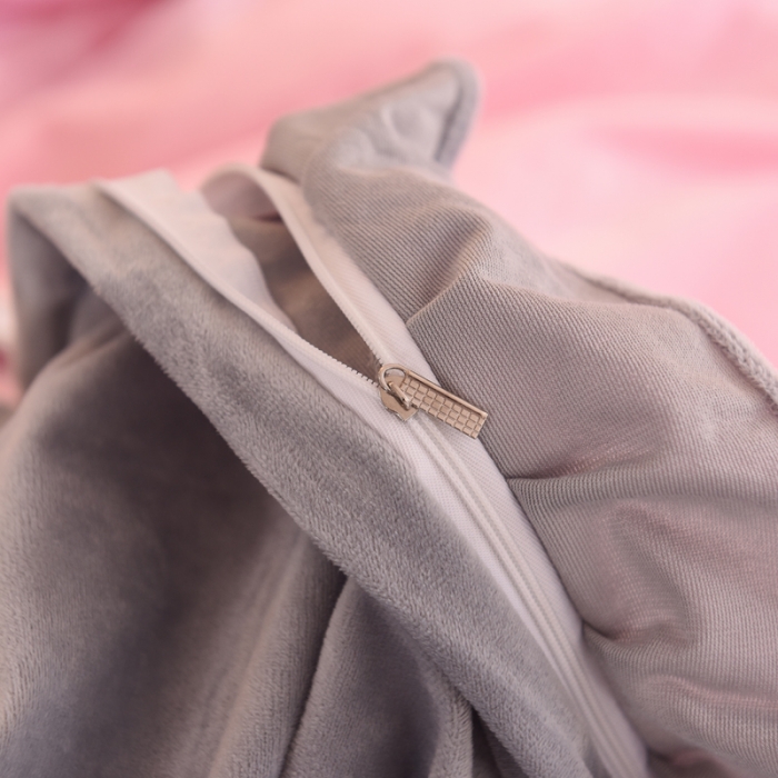 91家纺网 家纺一手货源 找家纺 绒世界 宝宝绒毛巾绣四件套 粉灰