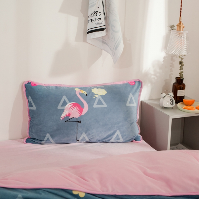 91家纺网 家纺一手货源 找家纺 欧冠家纺 2018印花牛奶绒爆款四件套 火烈鸟