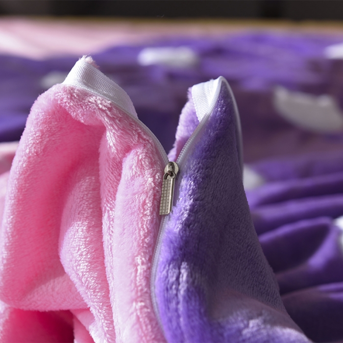 91家纺网 家纺一手货源 找家纺 绒世界 2018北欧加厚保暖刺绣法莱绒套件 小猫咪-粉紫