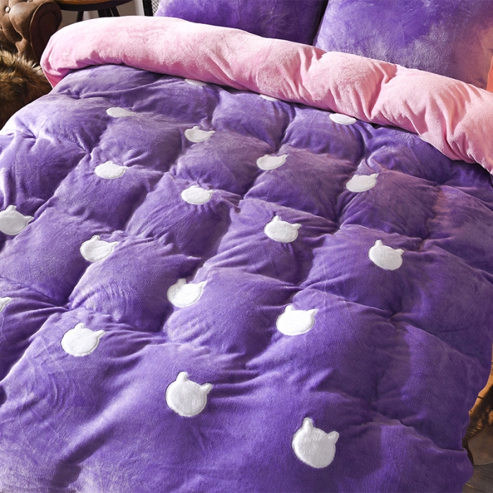 91家纺网 家纺一手货源 找家纺 绒世界 2018北欧加厚保暖刺绣法莱绒套件 小猫咪-粉紫