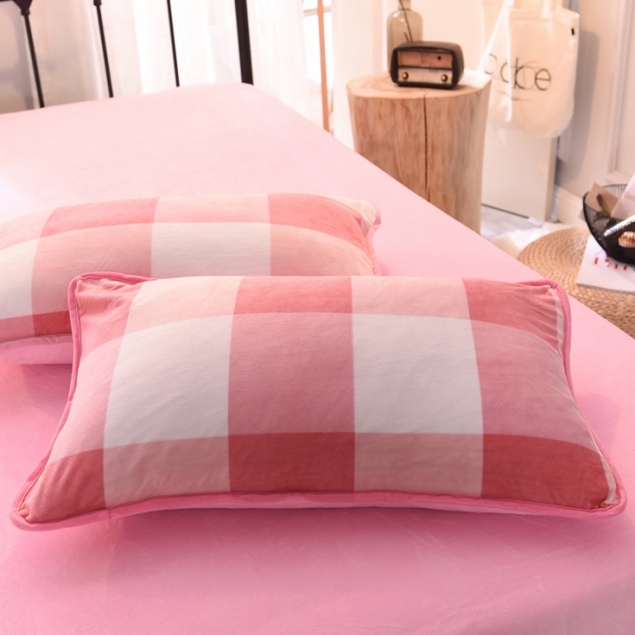 91家纺网 家纺一手货源 找家纺 绒世界 2018秋冬印花牛奶绒爆款四件套第二版 格子粉