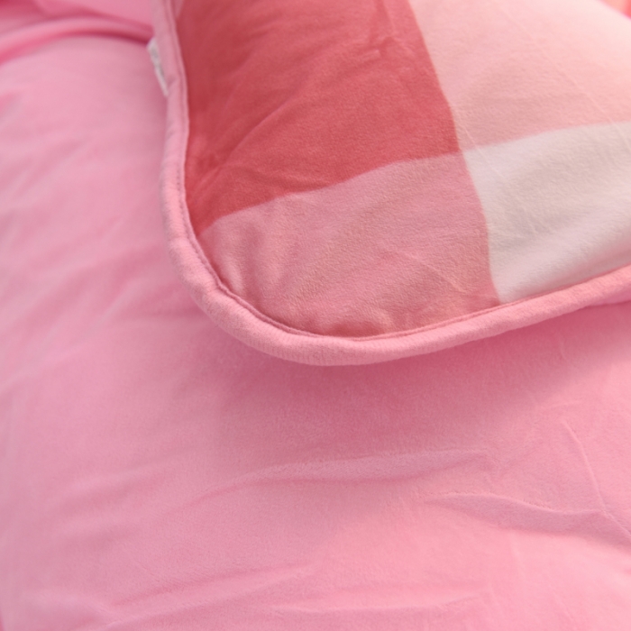 91家纺网 家纺一手货源 找家纺 绒世界 2018秋冬印花牛奶绒爆款四件套第二版 格子粉