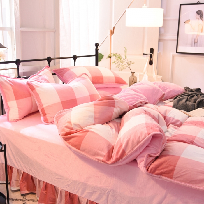 91家纺网 家纺一手货源 找家纺 绒世界 2018秋冬印花牛奶绒爆款四件套第二版 格子粉