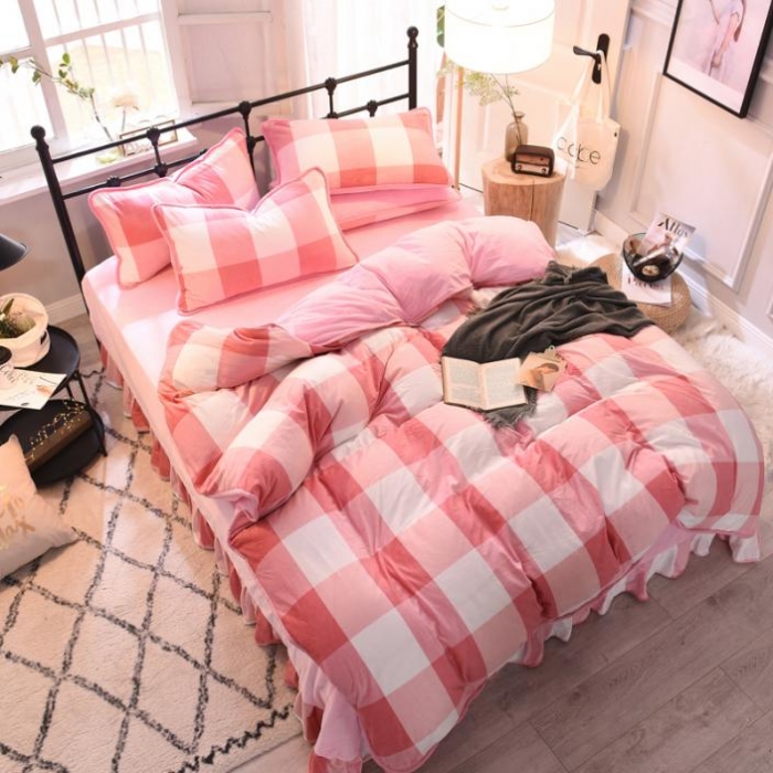 91家纺网 家纺一手货源 找家纺 绒世界 2018秋冬印花牛奶绒爆款四件套第二版 格子粉