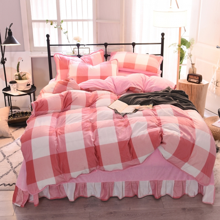 91家纺网 家纺一手货源 找家纺 绒世界 2018秋冬印花牛奶绒爆款四件套第二版 格子粉