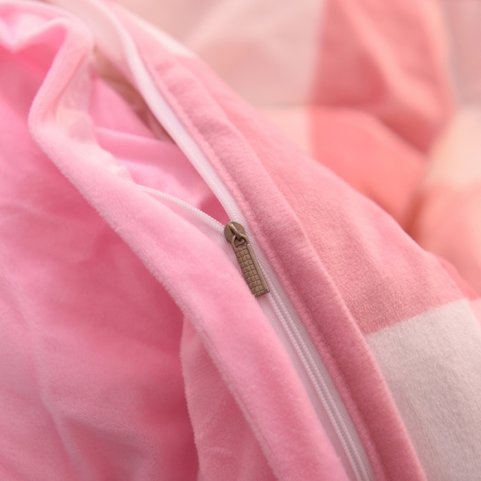 91家纺网 家纺一手货源 找家纺 绒世界 2018秋冬印花牛奶绒爆款四件套第二版 格子粉