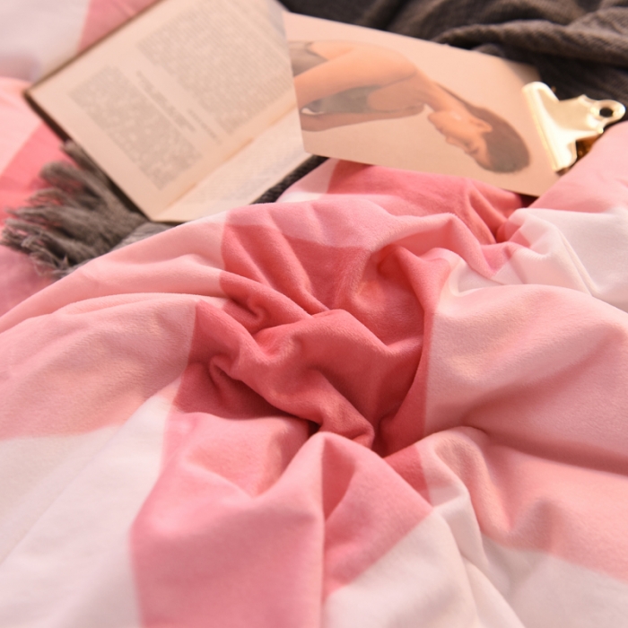 91家纺网 家纺一手货源 找家纺 绒世界 2018秋冬印花牛奶绒爆款四件套第二版 格子粉