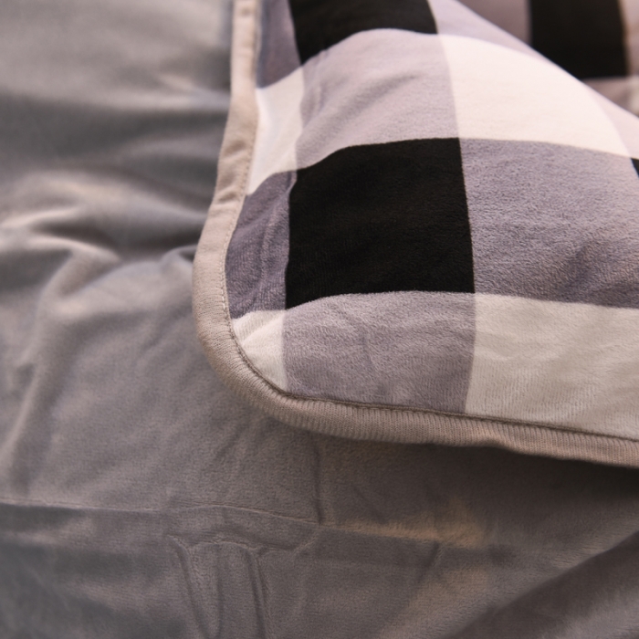 91家纺网 家纺一手货源 找家纺 绒世界 2018秋冬印花牛奶绒爆款四件套第二版 格子灰