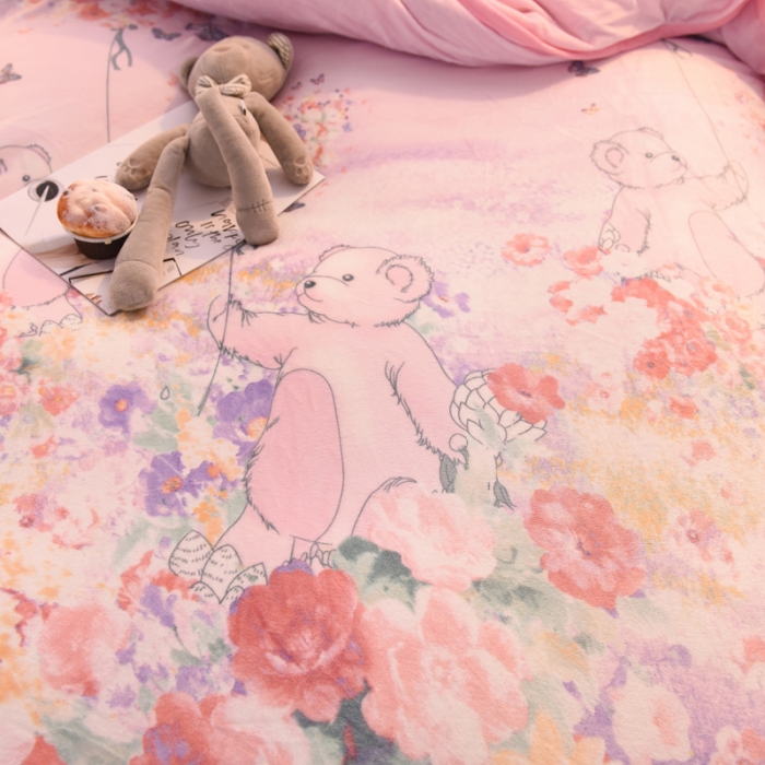 91家纺网 家纺一手货源 找家纺 绒世界 2018秋冬印花牛奶绒爆款四件套第二版 小熊