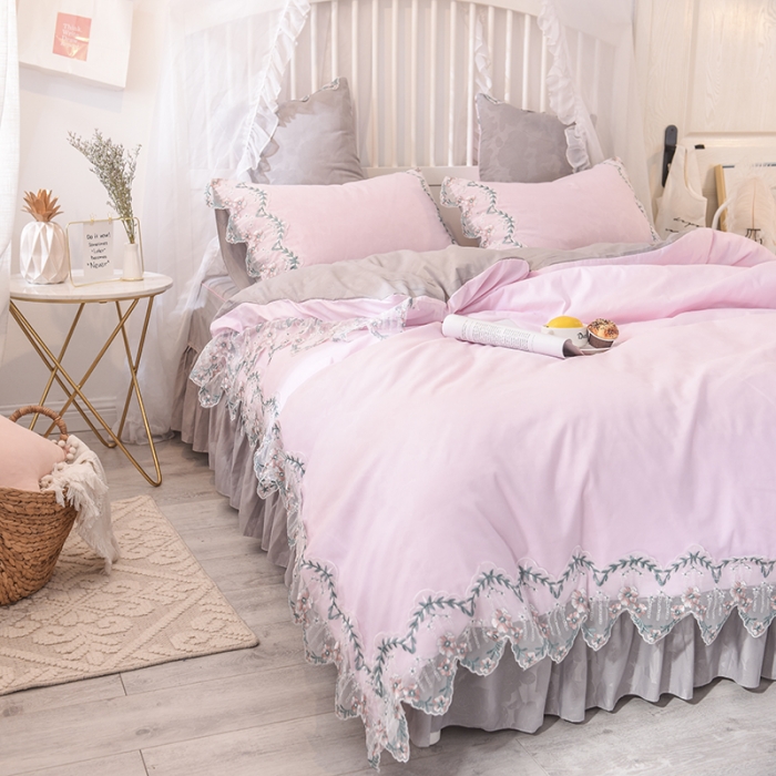 91家纺网 家纺一手货源 找家纺 欧冠 2019新品玫瑰秘密系列四件套床裙款玫瑰秘密-粉灰