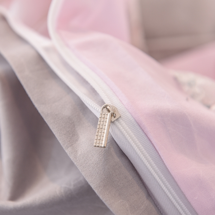 91家纺网 家纺一手货源 找家纺 欧冠 2019新品玫瑰秘密系列四件套床裙款玫瑰秘密-粉灰