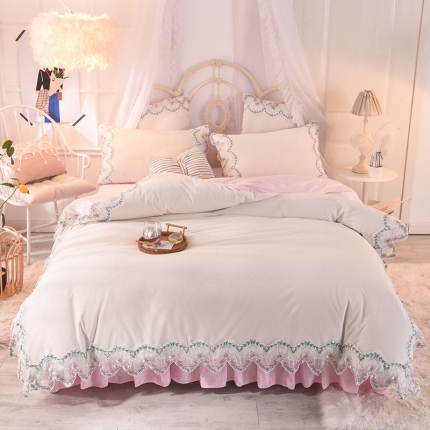 91家纺网 家纺一手货源 找家纺 欧冠2019水晶绒宝宝绒花边款和毛巾绣款四件套花边款-粉白